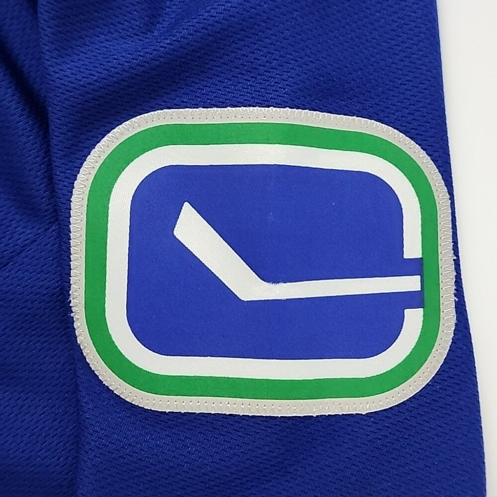 NHL Vancouver Canucks Youth Hockey Jersey Reebok Blue Classic Style Home Sz S/M - Picture 7 of 11